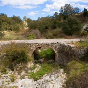 Puente morisco sobre el río Girona